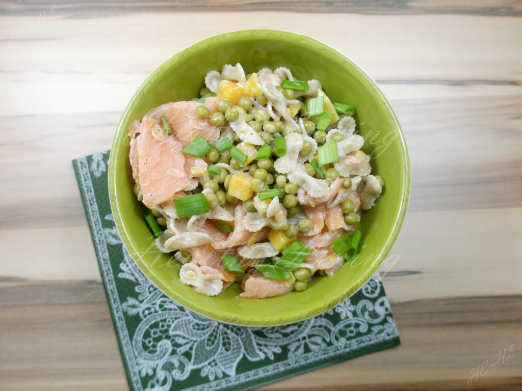 Pasta salad with peas and pumpkin