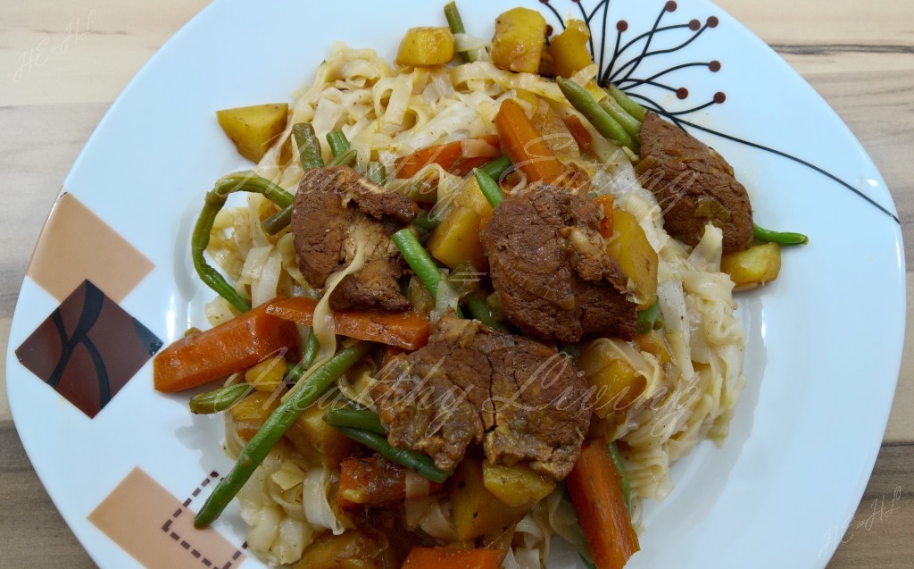 Vegetable with tenderloins and rice pasta