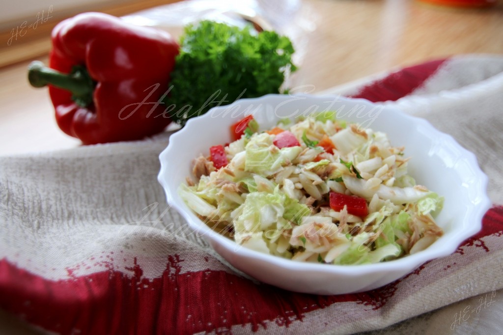 Salad with orzo pasta and tuna