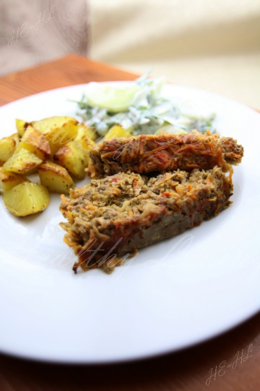 Minced beef and vegetable meatloaf