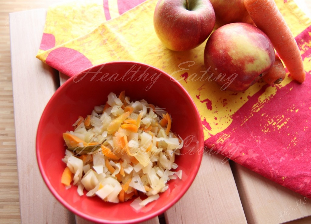 Stewed cabbage with apple