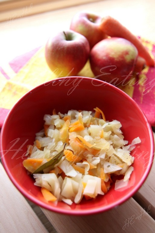 Stewed cabbage with apple