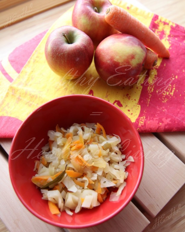 Stewed cabbage with apple