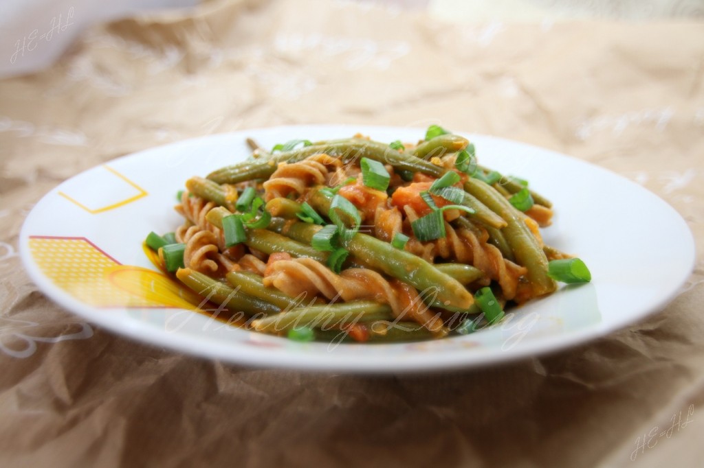 Spirelli pasta in tomatoes with green beans