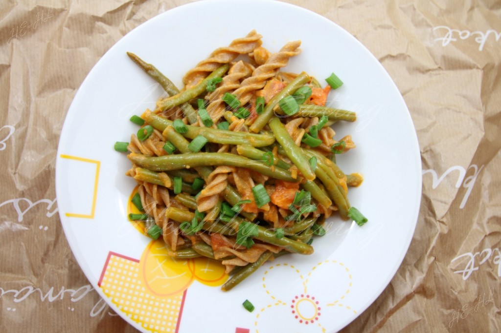 Spirelli pasta in tomatoes with green beans