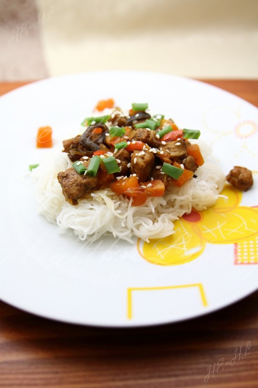 Pork tenderloins with papaya on rice pasta