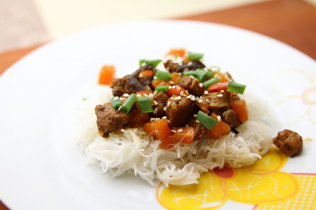 Pork tenderloins with papaya on rice pasta