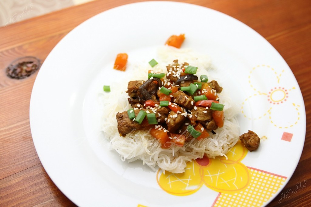 Pork tenderloins with papaya on rice pasta