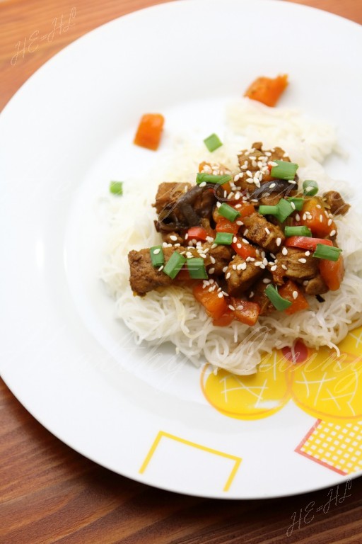 Pork tenderloins with papaya on rice pasta